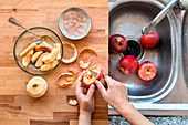 Äpfel vorbereiten: waschen, schälen und Apfelspalten mit Zimtzucker bestreut ziehen lassen