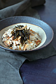 Reis mit Schweinefleisch und Seetang (Asien)