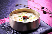 Tteokguk (Koreanische Reiskuchen-Suppe)