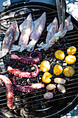 Tintenfisch, Oktopus und Früchte auf dem Grill