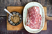 Roher Schweinenacken und Rub für die Zubereitung von Pulled Pork