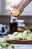 Frisch geschälte Äpfel mit Zitronensaft beträufeln