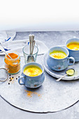 Goldene Milch (Kurkumamilch) in blauen Keramiktassen