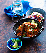 Vindaloo-Curry mit Limetten und Koriandergrün (Indien)