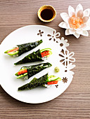 Temaki Sushi mit Gemüse und Surimi