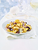 Pappardelle mit Radicchio und Haselnüssen