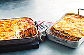 Lasagne mit Schweinefleisch und Rindfleisch und vegetarische Lasagne mit Pilzen und Spinat