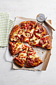 Pizza mit Peperoniwurst und Paprika