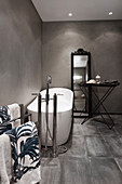 Modernes Bad in Grau mit freistehender Badewanne
