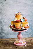 Cupcakes mit essbaren Blumen und Tierfiguren