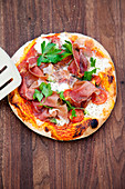 Pizza mit Tomaten, Mozzarella und Parmaschinken vom Grill