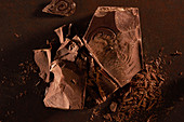 Dunkler Schokoladenblock mit Schokoladenspänen