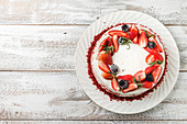 Hausgemachter Red Velvet Cake mit Sahne und Beeren