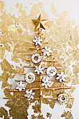 Schokoladenplätzchen mit Lavendel und Thymian am stilisierten Weihnachtsbaum hängend