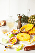 Frische Ananas und Passionfrucht, vorbereitet für ein Getränk