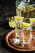 Mexikanischer Tequila Gold mit Limette und Salz