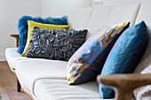 Bunte Kissen mit verschiedenen Texturen auf dem Sofa