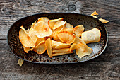 Maniok chips in a metal bowl