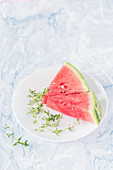 Wassermelonenspalten und Thymian auf Teller