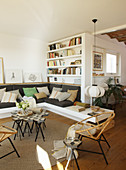 Eingebautes Sofa und Regale im mediterranen Wohnzimmer