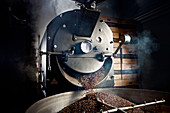 Kaffeebohnen in Röstmaschine