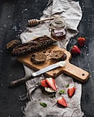 Dunkles Baguette, Scheibe mit Marcarpone, Honig und Erdbeeren