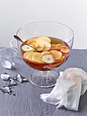 weiße Sangria mit Wodka, Tamarindensirup, Apfel und roten Pflaumen