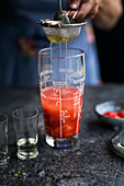 Strawberry Gin Sour mit Eiweiss im Shaker mixen