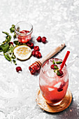 Himbeer-Cocktail mit Eiswürfeln im Glas
