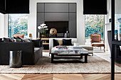 Elegantes Wohnzimmer mit Sofa, Daybed und Couchtisch mit Marmorplatte