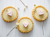 Tartlets with white chocolate ganache and marshmallow hearts