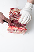 Zähes Fleisch vom Steak entfernen