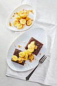 Brownies with caramelised bananas