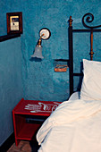 Rustikales Schlafzimmer mit blauer Wand
