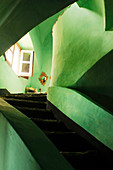 Rustikales Treppenhaus mit grün getünchten Wänden