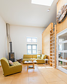 Wohnzimmer mit Sperrholzboden und Treppe zum Zwischengeschoss