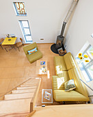 Blick von der Galerie ins Wohnzimmer mit Sperrholzboden