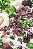 Dark chocolate pieces with fresh mint and cookies