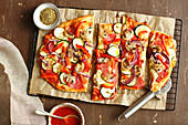 Hausgemachte Pizza mit Salami und Gemüse