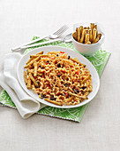 Fusilli mit Oliven, Auberginen und gerösteten Brotbröseln