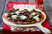 Griechische Pizza mit Lamm, Auberginen und Tzatziki