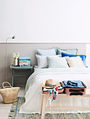 Two-tone wall in the bedroom in summery natural tones