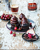 Schokoladen-Cupcakes mit Kirschfüllung