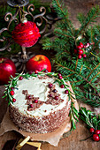 Festliche Weihnachtstorte mit Schokoladentannenbäumchen