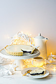 Weihnachtlicher Sauerrahm-Mohnkuchen, angeschnitten auf Kuchenständer
