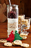 Cranberry-Cookies und Backmischung im Glas als Weihnachtsgeschenk