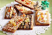 Fruity gingerbread with various sugar decorations