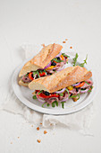 Baguettesandwich mit marinierter Paprika, Roastbeef und Rucola