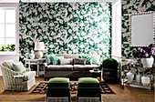 Grün-weiße Tapete mit Blumenmuster und farblich passende Sitzmöbel im Wohnbereich