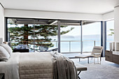 Elegantes Schlafzimmer mit Panoramablick auf das Meer